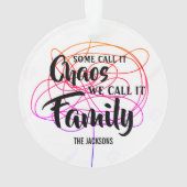 カスタマイズ可能な私たちが家族と呼ぶ混乱と呼ぶ オーナメント (裏面)