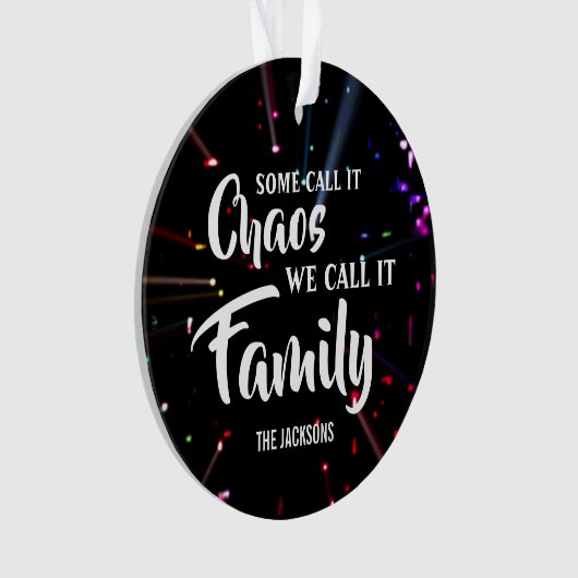 カスタマイズ可能な私たちが家族と呼ぶ混乱と呼ぶ オーナメント (正面)