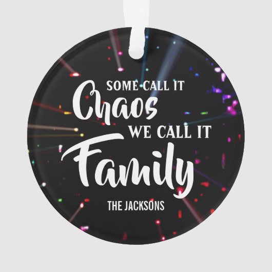 カスタマイズ可能な私たちが家族と呼ぶ混乱と呼ぶ オーナメント (裏面)