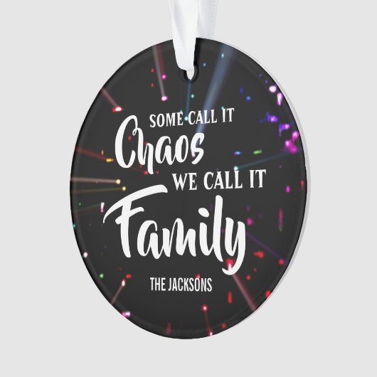 カスタマイズ可能な私たちが家族と呼ぶ混乱と呼ぶ オーナメント (正面)