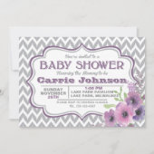 カスタマイズ可能な紫と灰色のシェブロン赤ちゃんシャワー 招待状 (正面)