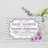 カスタマイズ可能な紫と灰色のシェブロン赤ちゃんシャワー 招待状 (スタンド正面)