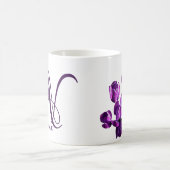 カスタマイズ可能な紫のフローラナタリー名モノグラム コーヒーマグカップ (中央)