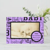 カスタマイズ可能な紫のベビー写真の発表 案内状 (スタンド正面)