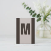 カスタマイズ可能な茶色のモノグラム名刺 名刺 (スタンド正面)