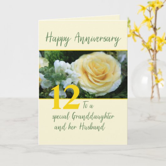 カスタマイズ可能な記念日の孫娘と夫 カード (黄色い花)