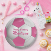 カスタマイズ可能な誕生日サッカーボールピンクと白 ペーパープレート (パーティー)
