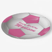 カスタマイズ可能な誕生日サッカーボールピンクと白 ペーパープレート (アングル)