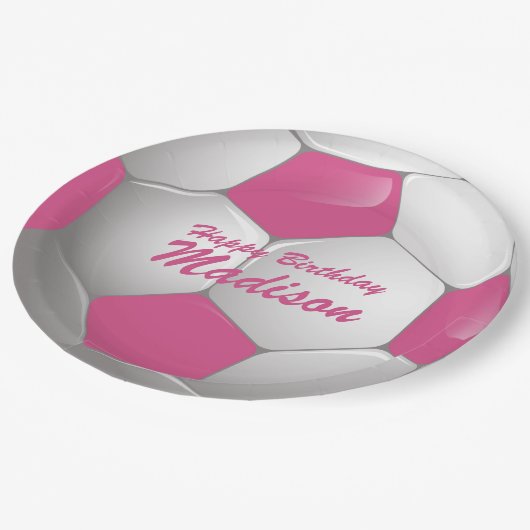 カスタマイズ可能な誕生日サッカーボールピンクと白 ペーパープレート (アングル)