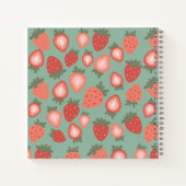 カスタマイズ可能な赤いちごシームレスなパターン ノートブック (裏面)
