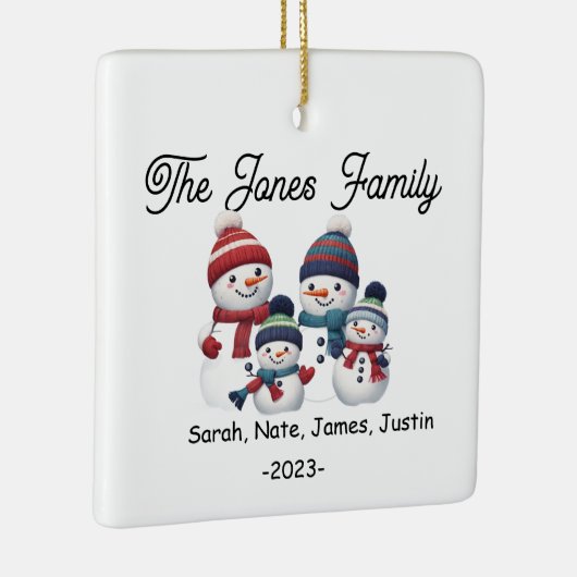 カスタマイズ可能な雪だるまファミリーの4休日 セラミックオーナメント (右)