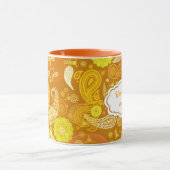 カスタマイズ可能な黄橙色の明るいペイズリー マグカップ (中央)