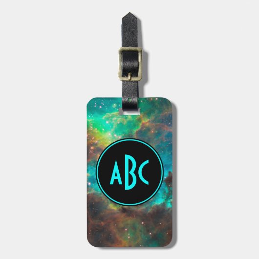 カスタマイズ可能な黒とアクアスリーレターモノグラム ラゲッジタグ (正面縦)