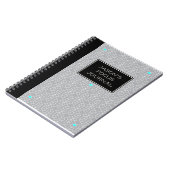 カスタマイズ可能な黒とグレーのジオメトリフォーカス ノートブック (左側)