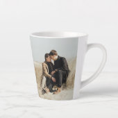 カスタマイズ可能な2枚の写真(ブラック文字) カフェラテマグ (右)