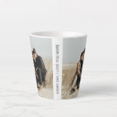 カスタマイズ可能な2枚の写真(ブラック文字) カフェラテマグ (正面)