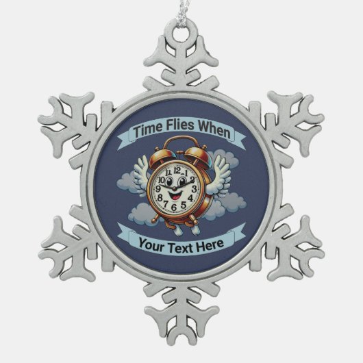 カスタマイズ可能な「タイムフライ時」飛んでいる時計 スノーフレークピューターオーナメント (正面)
