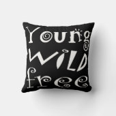 カスタマイズ可能な「ヤングワイルドフリー」タイポグラフィ引用文 クッション (裏面)