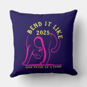 カスタマイズ可能な「2025年のように曲げる」ヨガ猫 クッション (裏面)