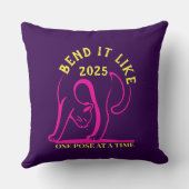 カスタマイズ可能な「2025年のように曲げる」ヨガ猫 クッション (裏面)