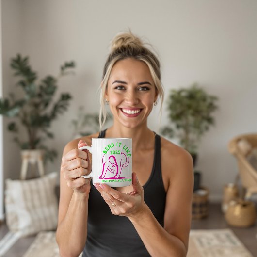 カスタマイズ可能な「2025年のように曲げる」ヨガ猫 コーヒーマグカップ