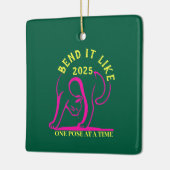 カスタマイズ可能な「2025年のように曲げる」ヨガ猫 セラミックオーナメント (左)