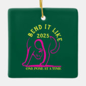 カスタマイズ可能な「2025年のように曲げる」ヨガ猫 セラミックオーナメント (正面)