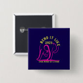 カスタマイズ可能な「2025年のように曲げる」ヨガ猫 缶バッジ (正面&裏面)