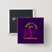 カスタマイズ可能な「2025年のように曲げる」ヨガ猫 缶バッジ (正面&裏面)