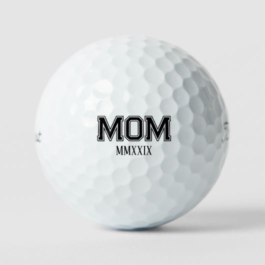 カスタマイズ可能な「Mom」ローマ数字ギフト ゴルフボール (正面)