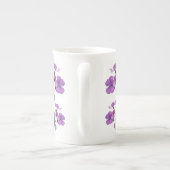 カスタマイズ可能なB名モノグラムの上品な紫色の花 ボーンチャイナマグカップ (裏面)