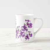 カスタマイズ可能なB名モノグラムの上品な紫色の花 ボーンチャイナマグカップ (右)