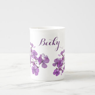 カスタマイズ可能なBecky名の紫の花のレトロスタイル ボーンチャイナマグカップ