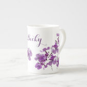 カスタマイズ可能なBecky名入り紫の花柄レトロ風デザイン ボーンチャイナマグカップ (正面右)