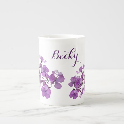 カスタマイズ可能なBecky名入り紫の花柄レトロ風デザイン ボーンチャイナマグカップ (正面)