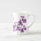カスタマイズ可能なBecky名入り紫の花柄レトロ風デザイン ボーンチャイナマグカップ (右)