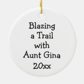 カスタマイズ可能なLittle Trailblazerフォトブース セラミックオーナメント (裏面)