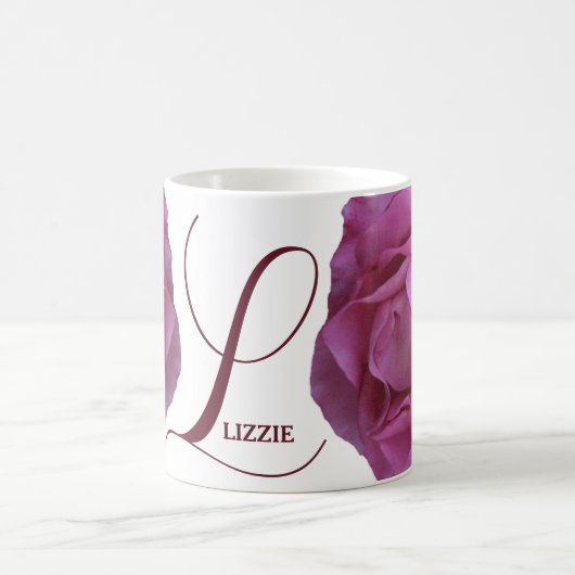 カスタマイズ可能なLizzie名かわいらしピンクローズフローラ コーヒーマグカップ (中央)