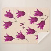 カスタマイズ可能なMモノグラムかわいらしピンクチューリップフローラ シェルパブランケット (正面(横))