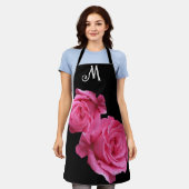 カスタマイズ可能なMモノグラムかわいらしピンクローズフローラ エプロン (着用した状態)
