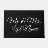 カスタマイズ可能なMrミセス・ファミリー・ネーム、白黒 ドアマット (正面)