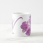 カスタマイズ可能なValerie名ピンクのバラ花boho コーヒーマグカップ (中央)