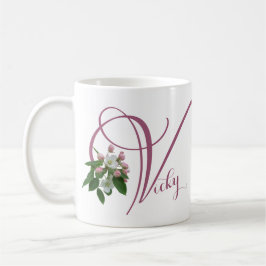 カスタマイズ可能なVickyイニシャル ピンク フローラル シック コーヒーマグカップ