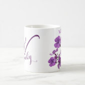 カスタマイズ可能なVicky名かわいらし紫フローラガーリー コーヒーマグカップ (中央)