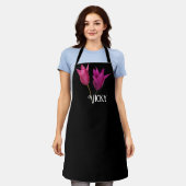 カスタマイズ可能なVicky名モノグラムピンクのチューリップ花 エプロン (着用した状態)