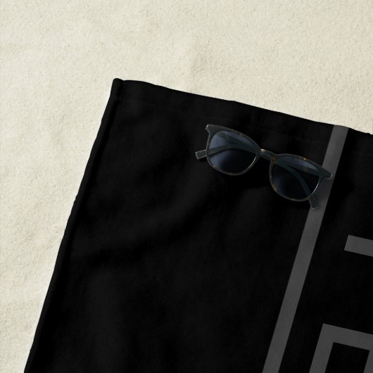 カスタマイズ可能文字 |黒はっきりしたモダンと濃いグレー ビーチタオル (インサイチュ)