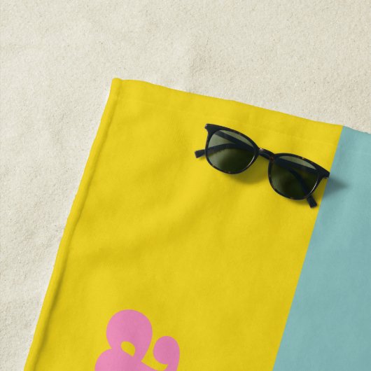 カスタマイズ可能 オフホワイトとイエローのレトロ タイポグラフィー ファン ビーチタオル (インサイチュ)