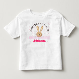 カスタマイズ可能 Somebunny Loves You ピンク キッズTシャツ トドラーTシャツ