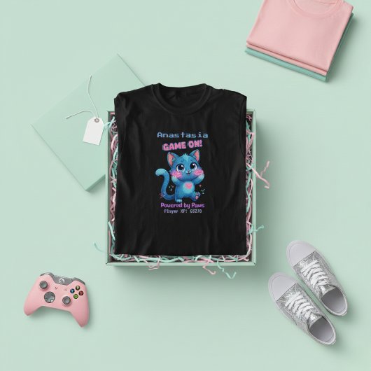 カスタマイズ可！キュートなピクセルアートの青猫 "Game On" Tシャツ