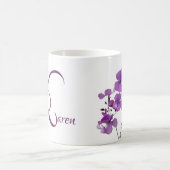 カスタマイズ可「Karen」名入り紫の花 フローラル コーヒーマグカップ (中央)